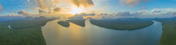 Panorama zonsopgang boven de groep van eilanden in de Andamanzee — Stockfoto