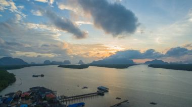 gündoğumu adaların Phang Nga Körfezi'nde bir grup yukarıda