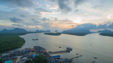 gündoğumu adaların Phang Nga Körfezi'nde bir grup yukarıda