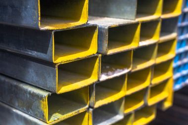 İnşaat malzeme deposunda çelik