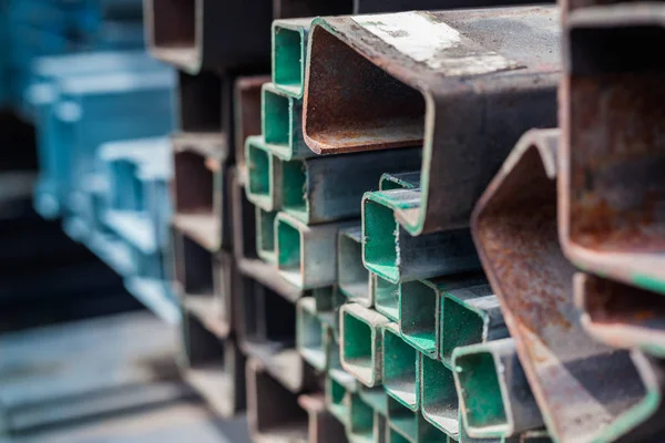 İnşaat malzeme deposunda çelik