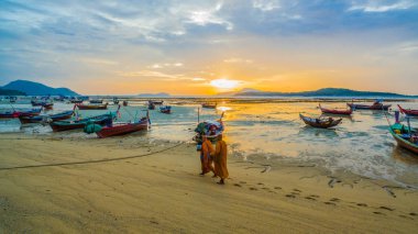 iki keşiş sadaka Sahilde yürüyüş. 