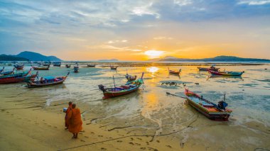 iki keşiş sadaka Sahilde yürüyüş. 