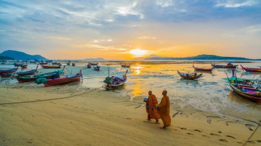 iki keşiş sadaka Sahilde yürüyüş. 