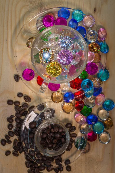 Diamantes em copo transparente na mesa de madeira de pinho — Fotografia de Stock