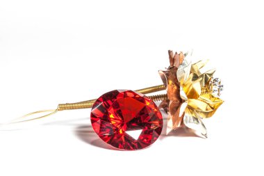 Kırmızı yakut pırlanta ve beyaz zemin üzerine altın çiçek