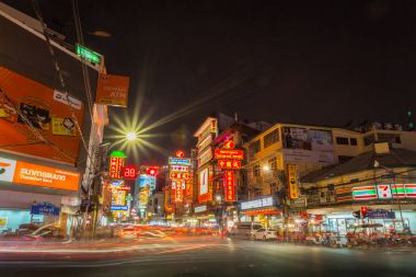 Gece işlek Yaowarat yol 