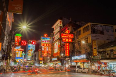Gece işlek Yaowarat yol 