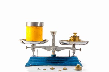  ağırlık ölçekte cam şişede sarı mürekkep