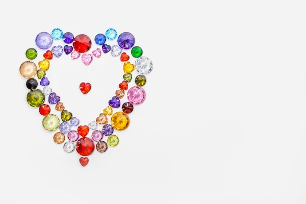 Coração decorado com diamantes coloridos para o dia dos namorados — Fotografia de Stock