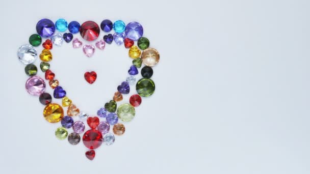 白地にハート形のカラフルな磨かれた宝石 愛バレンタインにカラフルな宝石デザインの心 — ストック動画
