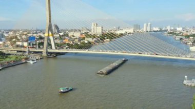 Römorkör, Chao Phraya Nehri yük getiriyor. Tekne Rama sekiz köprünün altından tug. Rama VIII köprü Chao Phraya nehri geçerken bir kablo kaldı köprüdür