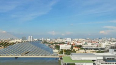 Rama VIII köprü Chao Phraya nehri geçerken bir kablo kaldı köprüdür