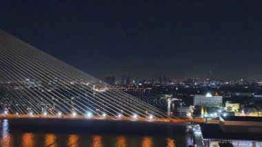 gece Praram sekiz köprüde trafik. Rama 8 köprü Bangkok Tayland Chao Phraya nehri geçerken bir kablo kaldı köprüdür