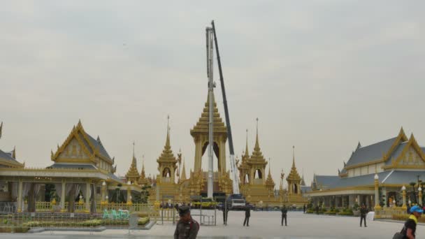 バンコク タイ王国 2018 破壊する葬儀火葬塔のプミポン国王令 ロイヤル葬儀火葬塔からエリート層を持ち上げるクレーン トラック — ストック動画