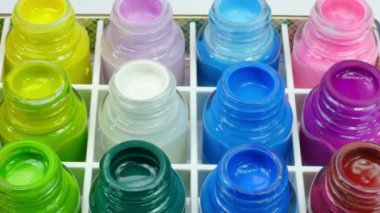 Poster boyasını genellikle onun cildi olarak sakız su veya tutkal boyut türünü kullanan bir distemper boya var. Normal tiyatro arka planında veya ilkokul sanat dersleri kullanılan ucuz bir boya olduğunu