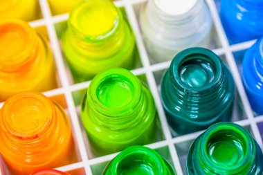 Poster renk su boya türüdür