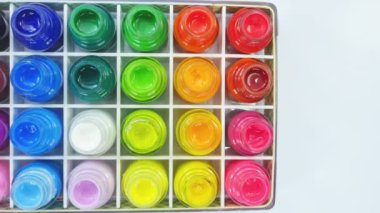 Üstten Görünüm renk açık şişelerde Paketli. Birlikte bir dikdörtgen beyaz zemin üzerine koydu. Öğrenci öğrenci için boyamak kolay ucuz fiyat aralığı için poster rengi. renk vardır kalın parlak ve opak. 