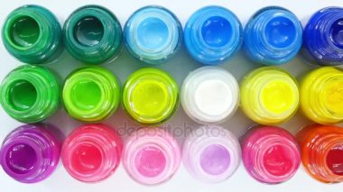 Üstten Görünüm renk açık şişelerde Paketli. Birlikte bir dikdörtgen beyaz zemin üzerine koydu. Öğrenci öğrenci için boyamak kolay ucuz fiyat aralığı için poster rengi. renk vardır kalın parlak ve opak. 