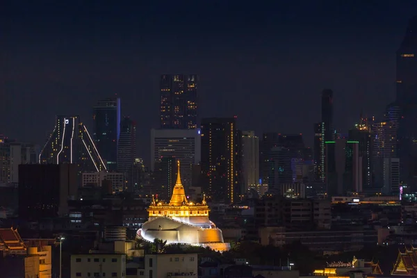 Escena nocturna en Bangkok en Chedi Phukhao Thong — Foto de Stock