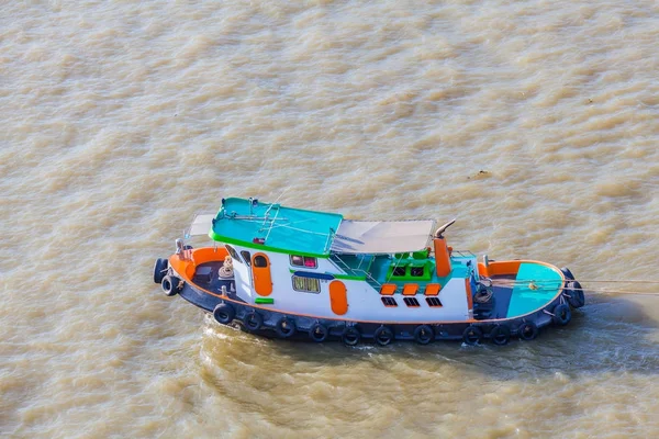 Remolcador trae carga en el río Chao Phraya —  Fotos de Stock