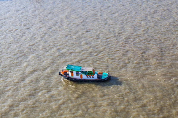 Bogserbåten ger Last i floden Chao Phraya — Stockfoto