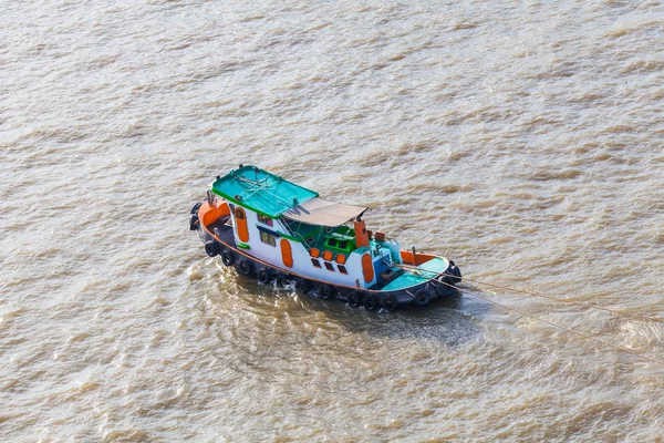 Schlepper bringt Ladung in chao phraya Fluss — Stockfoto