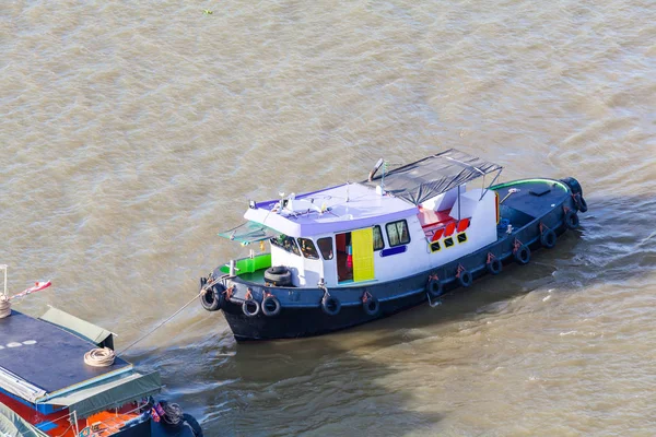 Vontatóhajó hozza rakomány a Chao Phraya-folyó — Stock Fotó