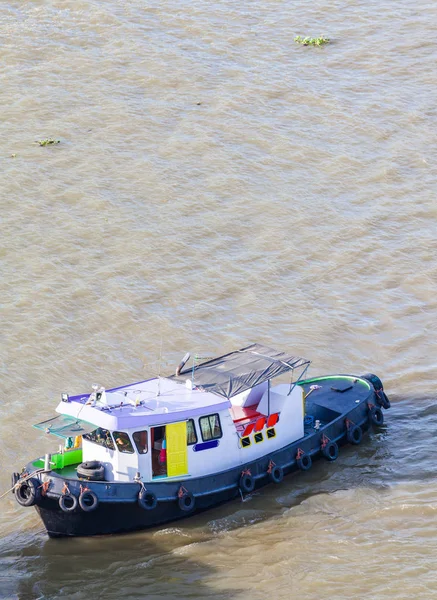 Remolcador trae carga en el río Chao Phraya —  Fotos de Stock