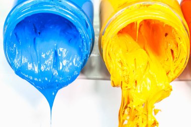 Sarı Mavi ve kırmızı renkler beyaz masada Plastisol mürekkep. Plastisol mürekkep baskı tee gömlek ve tee gömlek fabrikası yararlı herhangi bir kumaş. birincil renk sarı mavi ve kırmızı renkleri vardır.