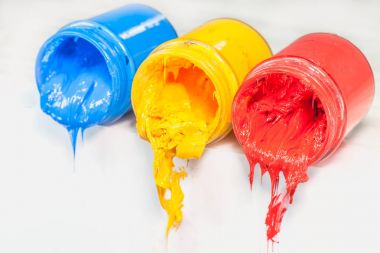 Sarı Mavi ve kırmızı renkler beyaz masada Plastisol mürekkep. Plastisol mürekkep baskı tee gömlek ve tee gömlek fabrikası yararlı herhangi bir kumaş. birincil renk sarı mavi ve kırmızı renkleri vardır.