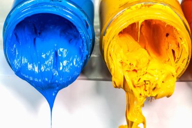 Sarı Mavi ve kırmızı renkler beyaz masada Plastisol mürekkep. Plastisol mürekkep baskı tee gömlek ve tee gömlek fabrikası yararlı herhangi bir kumaş. birincil renk sarı mavi ve kırmızı renkleri vardır.