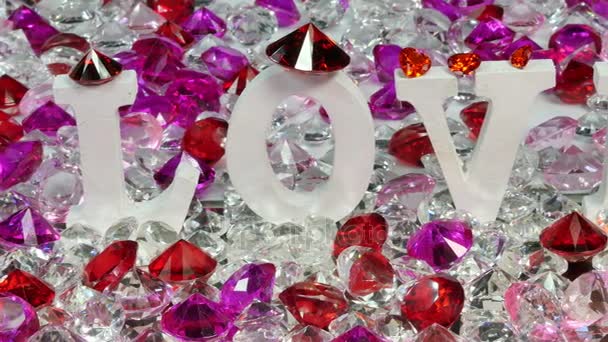 彩色抛光宝石在白色背景的心脏形状 情人节多彩宝石设计爱心之心 — 图库视频影像
