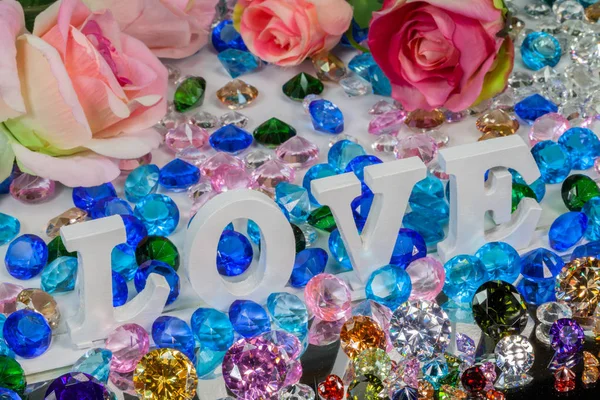 Palavra Amor Está Localizado Área Diamantes Coloridos Rosas Palavra Amor — Fotografia de Stock