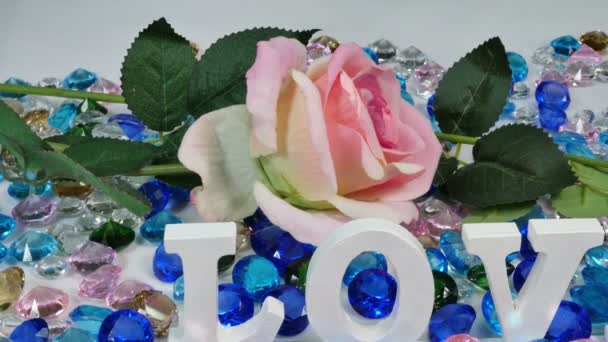 Palavra Branca Amor Está Localizado Área Diamantes Coloridos Rosas Palavra — Vídeo de Stock