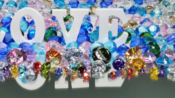 Vit Ordet Kärlek Ligger Området Färgglada Diamanter Och Rosor Ordet — Stockvideo
