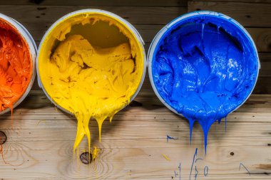 mavi renkte plastisol mürekkep varil dışarı akan.