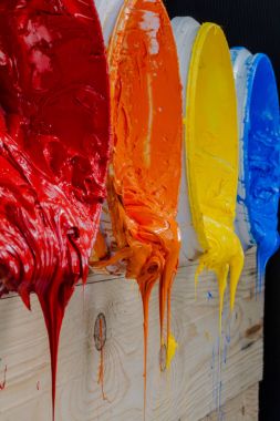 turuncu renkte plastisol mürekkep varil dışarı aktı. plastisol mürekkep tee gömlek ve herhangi bir kumaş üzerine baskı için özel olacak. mürekkep tee gömlek fabrikası giysi ve sanayi ihracat için yararlı