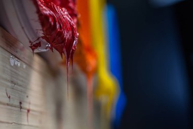 kırmızı renkte plastisol mürekkep varil dışarı akan
