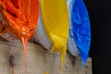 sarı renkte plastisol mürekkep varil dışarı akan