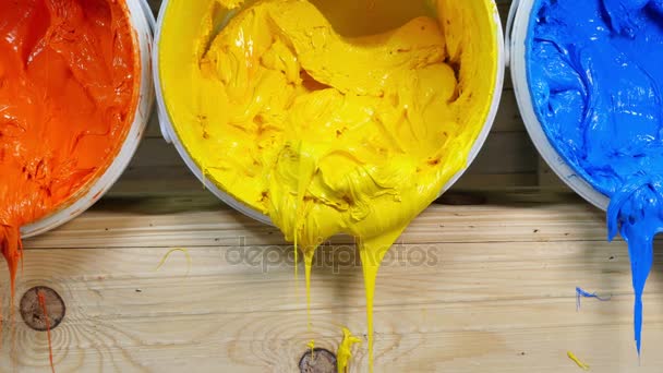 蓝色的黄色橙色和红色的溶胶墨水从桶里流出 溶胶墨水是专门为打印 T恤衫和任何面料 墨水在 T恤衫厂的作用 — 图库视频影像