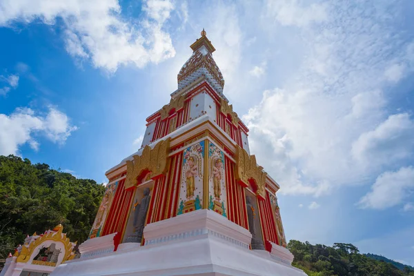 Bella pagoda del tempio Thepnimit sull'alta vetta di Patong — Foto Stock