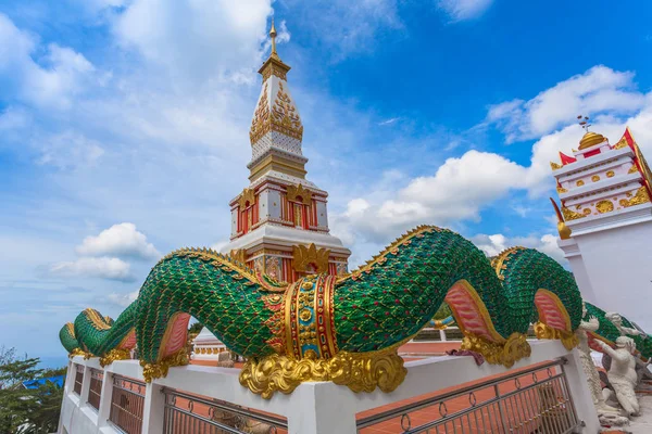 Bella pagoda del tempio Thepnimit sull'alta vetta di Patong — Foto Stock