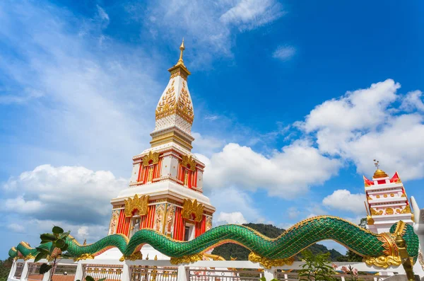 Belo pagode do templo Thepnimit no pico alto de Patong — Fotografia de Stock