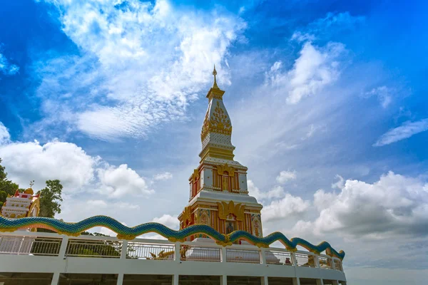 Bella pagoda del tempio Thepnimit sull'alta vetta di Patong — Foto Stock