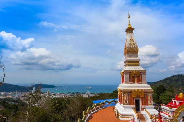 丘のパトンの高峰 Thepnimit 寺の建つ美しい塔 Phanom の建築に建てられた塔は 緑の蛇と塔のまわりの青い蛇の像 — ストック写真