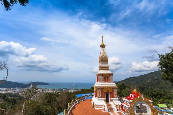 Όμορφη παγόδα του Thepnimit ναού σε υψηλής αιχμής του Πατόνγκ — Φωτογραφία Αρχείου