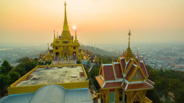 Havadan görünümü gündoğumu güzel golden pagoda yukarıda. 