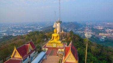Havadan görünümü gündoğumu güzel golden pagoda yukarıda. 