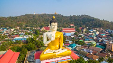 Havadan görünümü Nakornsawan şehirde big Buddha